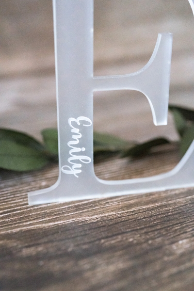 Buchstabe Milchglas Acryl / Tischkärtchen / Platzkarte / Namenkarte / personalisiert